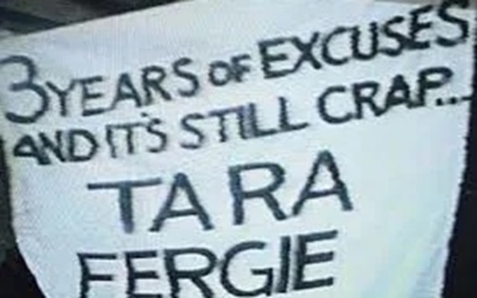 Biểu ngữ nổi tiếng "Ta ra Fergie" vào tháng 12/1989 sau trận thua Crystal Palace