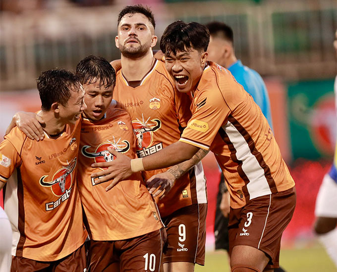 Phạm Lý Đức (số 3) đang có sự khởi đầu ấn tượng cùng HAGL ở V.League 2024/25 - Ảnh: Trần Minh